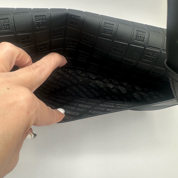 NWT black embossed Steve Madden shoulder/ crossbody bag with coin purse - Picture 3 of 6